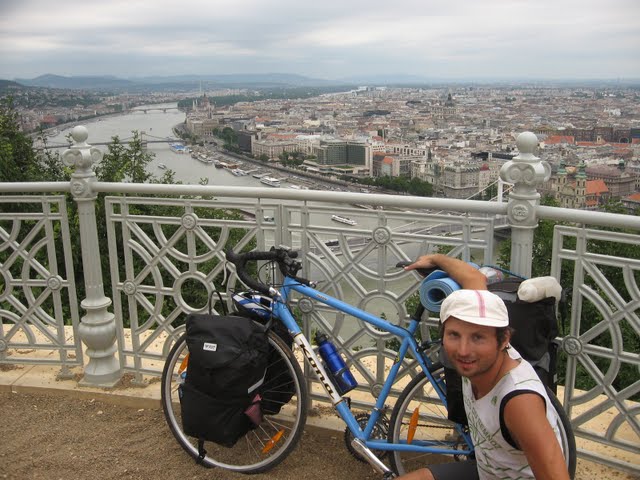 Claudiu Moga, cu bicicleta sa Kona Sutra in Budapesta