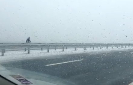 Biciclist-autostrada-iarna