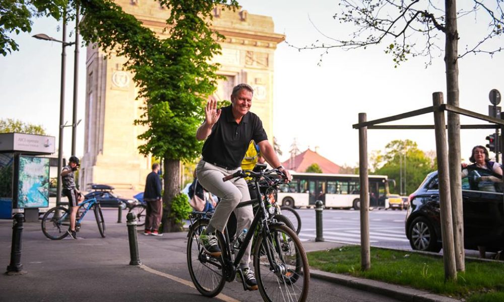 Klaus Iohannis bicicleta - concurs triatlon